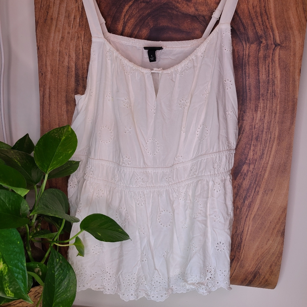 25-4 TORRID Elegant White Sleeveless top with eyelet overlay.EUC